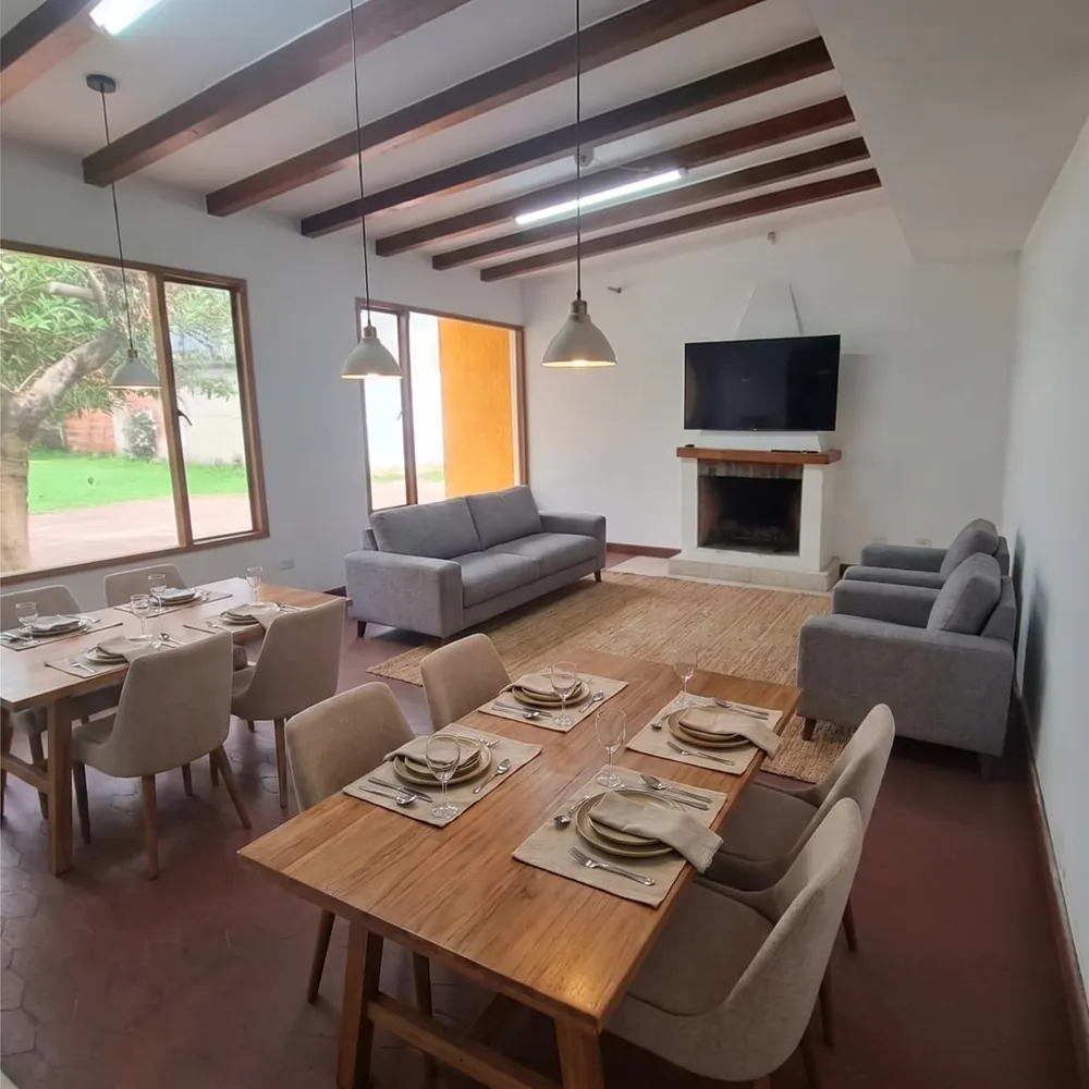 Comedor y sala de estar con chimenea en Valle Dorado