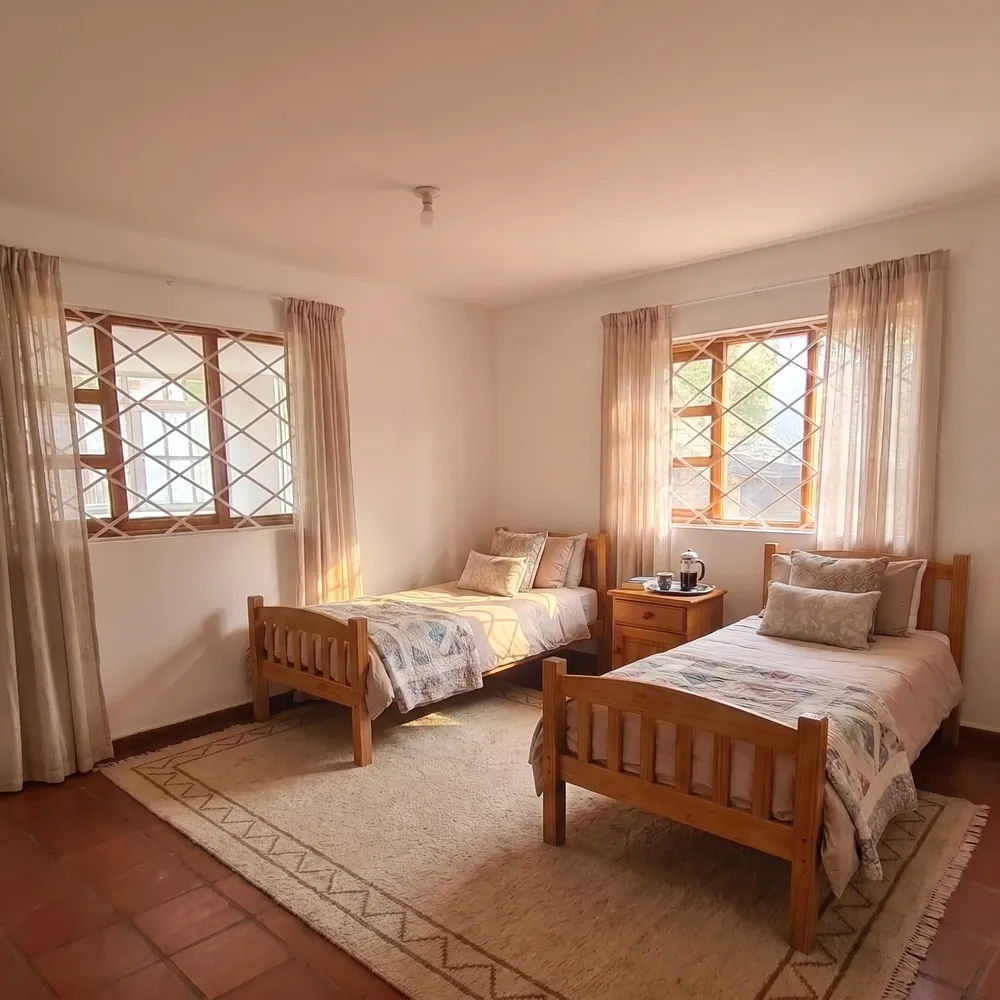 Habitación compartida de dos camas en el primer piso de Valle Dorado